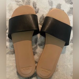 Abercrombie& Fitch leather slide sandals size 5/6